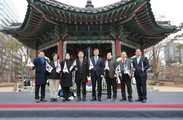 종로구의회는 지난 1일 오후 2시 탑골공원에서 개최한 '제106주년 3.1절 추념식'에 참석했다고 밝혔다(사진 왼쪽부터 김종보 의원, 이미자 의원, 박희연 의원, 이시훈 의원, 라도균 의장, 여봉무 의원, 이응주 의원, 정재호 부의장). / 종로구의회 제공