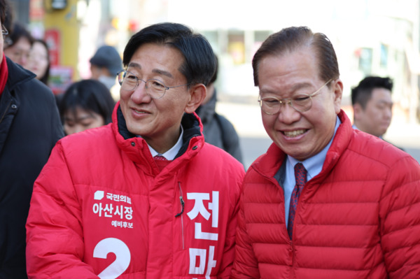 4.2 아산시장 재선거에 출마한 국민의힘 전만권 후보가 영세 소상공인 핀셋 지원책 마련 추진을 약속했다. 사진은 지난 2월 26일 권영세 국민의힘 비상대책위원장에게 공천장을 수여받은 후 두 팔을 번쩍 치켜올린 전만권 후보 / 전만권 후보 제공