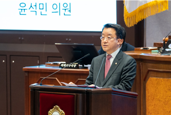 서울시 강남구의회는 7일 국민의힘 윤석민 의원이 제324회 임시회 제2차 본회의에서 5분 자유발언을 통해 강남구 미래 100년을 대비해 'AI·로봇 특구' 지정을 추진하고, 관련 산업을 활성화를 강조했으며, 또한 AI·로봇 기술을 강남구 행정과 주민 복지에 적극 도입할 것을 제안했다고 밝혔다. / 윤석민 의원 제공