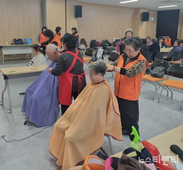 대전 중구 대사동 복지만두레 봉사자들이 6일 어르신들을 대상으로 이미용 서비스 재능기부를 하고 있다.