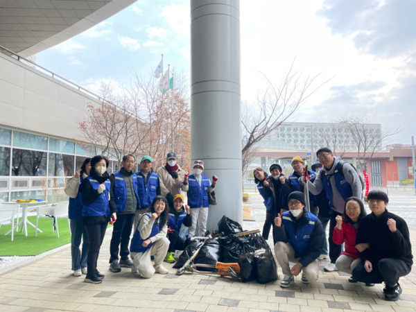 세종시 어진동과 어진동 주민자치회는 지난 8일 방축천 일원에서 '세종사랑 어진사랑' 환경정화 활동을 진행했다고 밝혔다. / 세종시청 제공