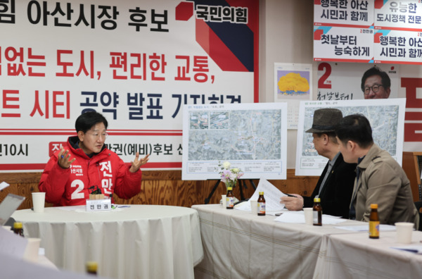 전만권 국민의힘 아산시장 후보가 김광만 자유통일당 후보의 논문 표절 의혹 제기를 일축하고 나섰다. /  전만권 후보 제공