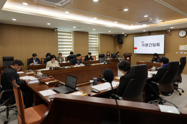 서천군의회는 11일 의회 특별위원회실에서 2025년 3월 의원간담회 및 운영위원회를 개최했다고 밝혔다. / 서천군의회 제공