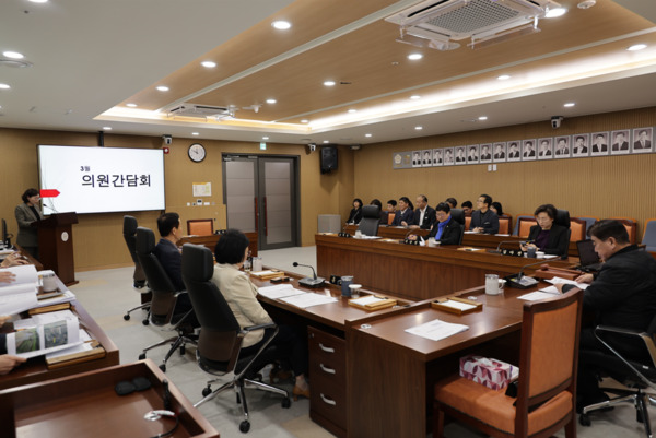 서천군의회는 11일 의회 특별위원회실에서 2025년 3월 의원간담회 및 운영위원회를 개최했다고 밝혔다. / 서천군의회 제공