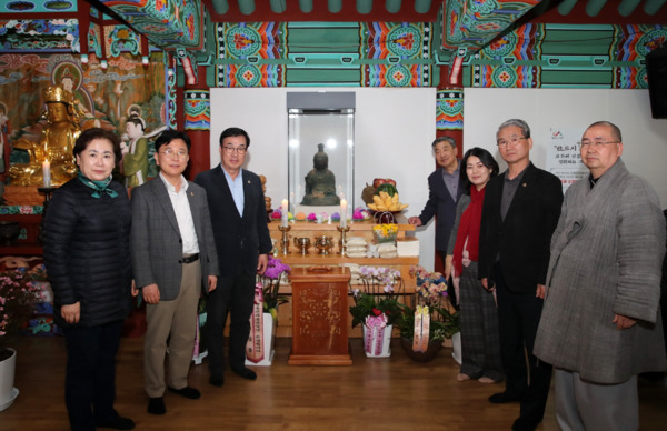 충남도의회 행정문화위원회는 11일 서산 부석사를 방문해 일본에서 건너와 부석사에 임시 봉안 중인 '금동관세음보살좌상'을 친견하고 국외반출 문화유산 보호 방안을 논의했다고 밝혔다. / 충남도의회 제공