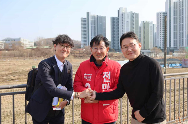 전만권 국민의힘 아산시장 후보는 11일 성명서를 발표하고, 아산탕정2고등학교(가칭) 2028년 3월 개교를 목표로 추진할 것을 약속했다. 사진은 지난 3월 10일 오후 제일산단 시행사 관계자·탕정고 설립 추진 위원장과 함께 탕정고 부지를 직접 둘러본 후 조속한 시일 내에 양측의 입장 차이를 조율하여 2028년 3월에 맞춰 개교할 수 있도록 다방면으로 힘쓸 것을 약속하는 전만권 후보 / 전만권 후보 제공