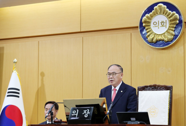 서산시의회는 12일 제303회 임시회 제2차 본회의를 끝으로 2025년도 제1회 추가경정예산안 및 기금운용변경계획안 / 조례 제·개정안 12건 / 동의안 2건 / 승인안 1건 등 23개 안건을 처리하고, 이번 회기일정을 모두 마무리한 가운데, 조동식 의장이 폐회사를 하고 있다. / 서산시의회 제공