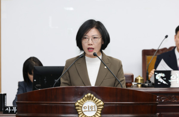 종로구의회는 지난 11일 이미자 의원이 제340회 임시회 본회의에서 동숭경로당의 열악한 환경을 강하게 지적하며, 하루빨리 이전이 이뤄져야 한다고 촉구했다고 밝혔다. / 이미자 의원 제공