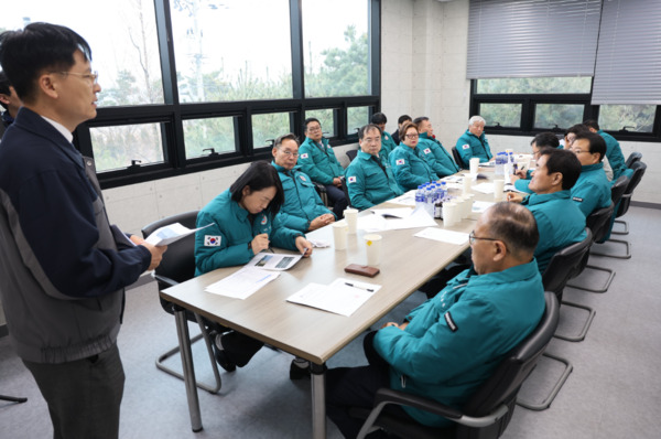 서산시의회는 지난 12일 지곡면 오토밸리 산업폐기물 매립장 에어돔 복구 현장을 방문했다고 밝혔다. / 서산시의회 제공