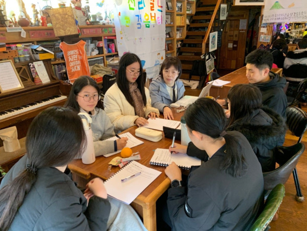 목도나루학교는 지난 6일부터 13일까지 7박 8일간 입학 후 스스로 배울 수 있는 사람으로 거듭나기 위해 자신을 성찰하고 1년을 어떻게 보낼지 계획하는 교육과정으로 ‘시작을 위한 제주 여행’을 마무리했다고 밝혔다. / 충북교육청 제공