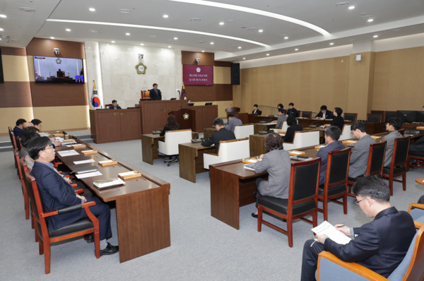 서천군의회는 17일 제329회 임시회를 개회하고, 오는 25일까지 9일간의 의사일정에 돌입한 가운데, 김경제 의장이 개회사를 하고 있다. / 서천군의회 제공
