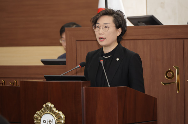 서천군의회는 17일 제329회 임시회 제1차 본회의를 개회하고, '농업인 생계 보호와 농업 안정화를 위한 벼 재배면적 조정제 철회 촉구 결의안'을 만장일치로 채택한 가운데, 결의안을 대표 발의한 김아진 의원에 제안 설명을 하고 있다. / 서천군의회 제공