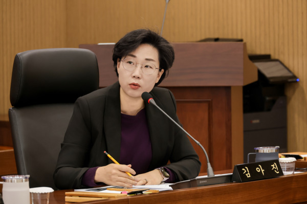 서천군의회는 17일 김아진 의원이 제329회 임시회 제1차 본회의에서 100세 어르신들의 장수를 축하하고 존경과 감사의 마음을 전달하기 위해 '서천군 장수축하물품 지급에 관한 조례안'을 대표 발의했다고 밝혔다. / 서천군의회 제공