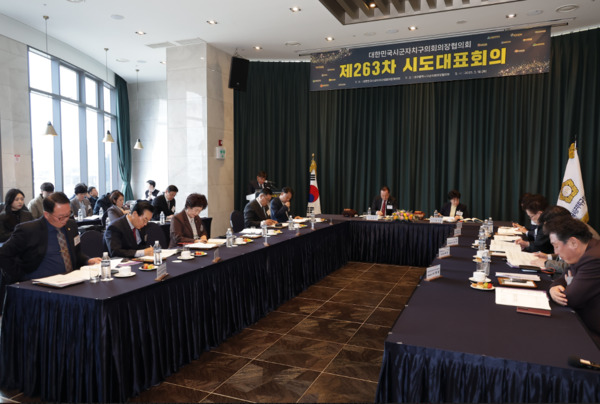 서천군의회는 지난 18일 김경제 의장이 대한민국시군자치구의회의장협의회 제263차 시도 대표회의에서 발의한 '의회 예산안 심사의 내실화를 기하기 위한 지방자치법 개정 촉구 결의안'과 '서산 임해지역 국가산업단지 지정 촉구 결의안'이 채택됐다고 밝혔다. / 서천군의회 제공