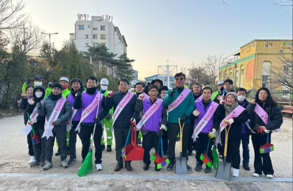 종로구의회는 지난 19일 김종보 의원이 창신2동 일대에서 펼쳐진 '새봄 맞이 대청소' 행사에 참여해 지역주민들과 환경 정화 활동을 진행했다고 밝혔다. / 김종보 의원 제공