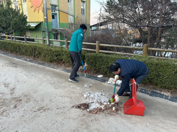 종로구의회(의장 라도균)는 지난 19일 김종보 의원이 창신2동 일대에서 펼쳐진 ‘새봄 맞이 대청소’ 행사에 참여해 지역주민들과 환경 정화 활동을 진행했다고 밝혔다.