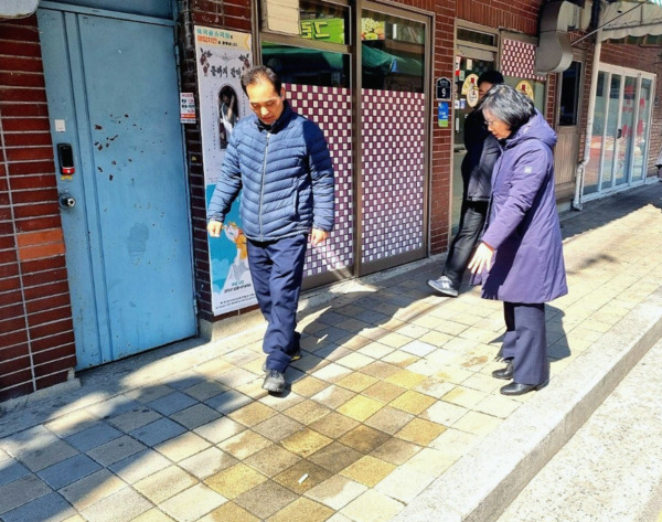 종로구의회는 지난 19일 이미자 의원이 이화동 종로노인종합복지관(이화동 25-1) 앞 보도블럭이 뒤틀리고 침하되어 빗물이 고이는 등 보행 안전에 문제가 발생하고 있다는 민원을 해결하기 위해 관계 부서와 함께 현장을 점검했다고 밝혔다. / 이미자 의원 제공