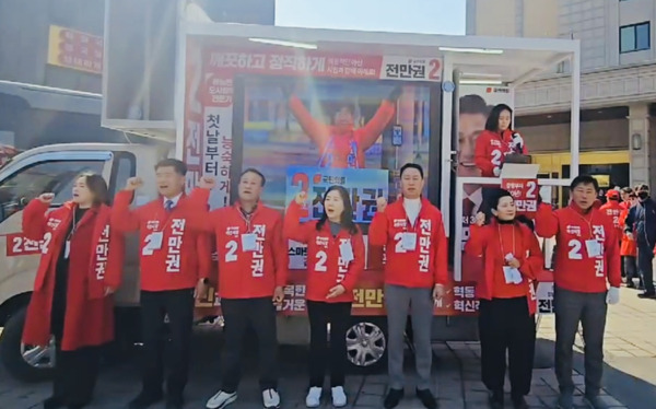 아산지역 국민의힘 소속 충남도의원 및 아산시의원 일동은 20일 성명서를 통해 오세현 민주당 아산시장 후보의 여러 의혹 해명을 촉구했다(사진 왼쪽부터 박효진 아산시의원, 맹의석 아산시의회 부의장, 김응규 충남도의원, 김은아 아산시의원, 박정식 충남도의원, 이기애 아산시의원, 윤원준 아산시의원). / 전만권 후보 제공