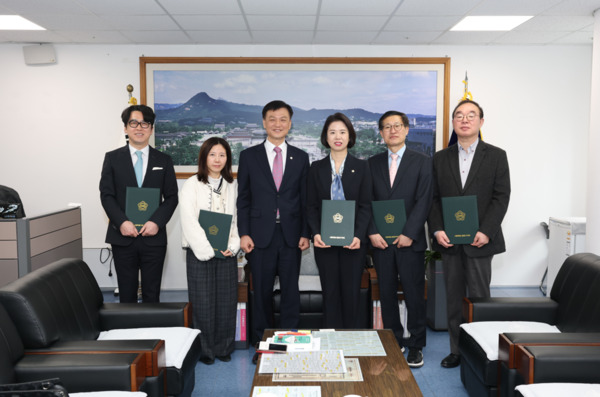 종로구의회는 지난 20일 의장실에서 '2024회계연도 결산검사위원 위촉장 전달식'을 진행하고 결산검사위원 5명을 위촉했다고 밝혔다. / 종로구의회 제공