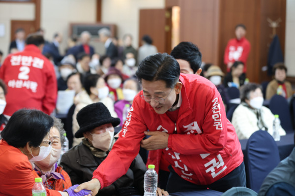 전만권 국민의힘 아산시장 후보는 22일 오후 2시 온양제일호텔에서 진행된 아산시 기독교계 주최 아산시장 재선거 후보자 초청 간담회에 참석한 가운데, 전만권 후보가 참석자들에게 인사를 하고 있다. / 전만권 후보 제공