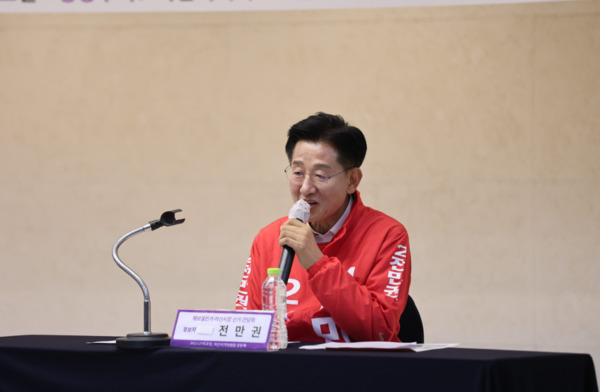 전만권 국민의힘 아산시장 후보는 22일 오후 2시 온양제일호텔에서 진행된 아산시 기독교계 주최 아산시장 재선거 후보자 초청 간담회에 참석한 가운데, 전만권 후보가 질의에 답변하고 있다. / 전만권 후보 제공