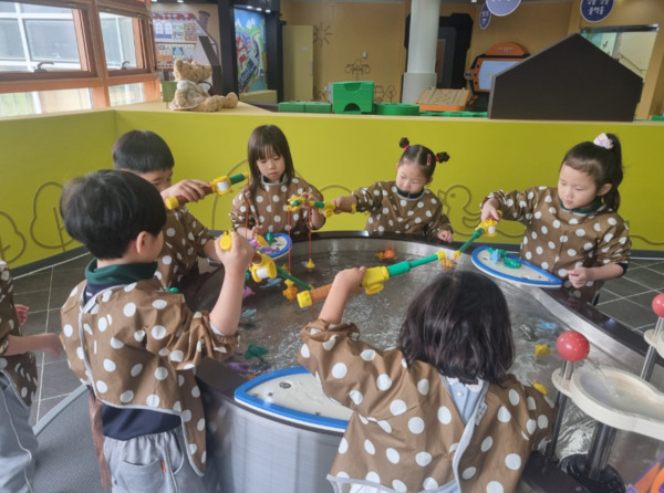 충북교육청 직속기관 유아교육진흥원은 23일 2025년 새 학기 시작과 함께 유아 행복키움 단체체험을 운영 중이라 밝혔다. / 충북교육청 제공