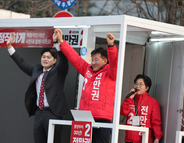 4.2 아산시장 재선거에 출마한 국민의힘 전만권 후보는 나경원 의원과 권영세 비대위원장 등 국민의힘 소속 중량감 있는 의원들이 전만권 후보 지원사격에 나선 가운데, 24일 김용태 의원이 전만권 후보와 손을 맞잡고 필승을 다짐하고 있다.  / 전만권 후보 제공
