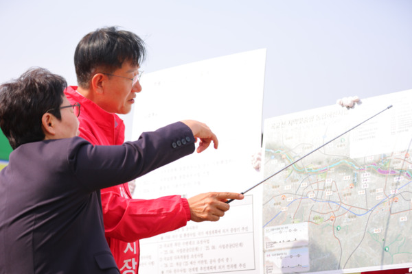 4.2 아산시장 재선거에 출마한 국민의힘 전만권 후보는 나경원 의원과 권영세 비대위원장 등 국민의힘 소속 중량감 있는 의원들이 전만권 후보 지원사격에 나선 가운데, 24일 임이자 의원이 곡교천을 방문하여 전만권 후보가 공약한 '명품 River Park 조성을 위한 곡교천의 기적' 사업에 대한 전폭적인 지원을 약속하고 있다. / 전만권 후보 제공