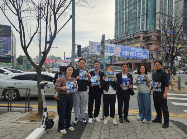 조국혁신당 충남도당은 지난 23일 이공휘 충남도당위원장과 당원들이 4.2 재보궐선거 공식선거운동이 진행되고 있는 대전시 유성구를 방문하여 후보를 위한 거리 캠페인을 진행했다. / 조국혁신당 충남도당 제공