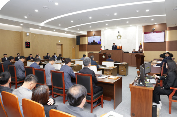 서천군의회는 25일 제329회 임시회 제2차 본회의를 끝으로 지난 17일부터 9일간 진행된 의사일정을 모두 마무리한 가운데, 김경제 의장이 폐회사를 하고 있다. / 서천군의회 제공