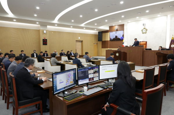 서천군의회는 지난 25일 제329회 임시회 제2차 본회의에서 한경석 의원이 대표 발의한 '서천군의회 청렴도 향상 조례'를 원안 가결했다고 밝혔다. / 서천군의회 제공