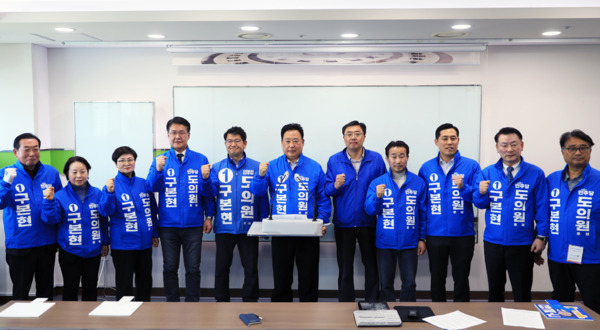 더불어민주당 당진시 지역위원회는 26일 기자회견을 개최하고, 헌법재판소의 윤석열 대통령에 대한 즉각적인 파면을 촉구하고, 윤석열 정권과 국민의힘의 경제적 실패 및 헌법 파괴 행위를 강하게 규탄한 가운데, 어기구 지역위원장을 비롯한 참석자들이 화이팅을 외치고 있다(사진 왼쪽부터 김명진 당진시의원, 최연숙 당진시의원, 한상화 당진시의원, 홍기후 충남도의원, 구본현 충남도의원 후보, 어기구 위원장, 김기재 전 당진시의회 의장, 윤명수 당진시의원, 박명우 당진시의원, 김선호 당진시의원, 조상연 당진시의원). / 어기구 의원 제공