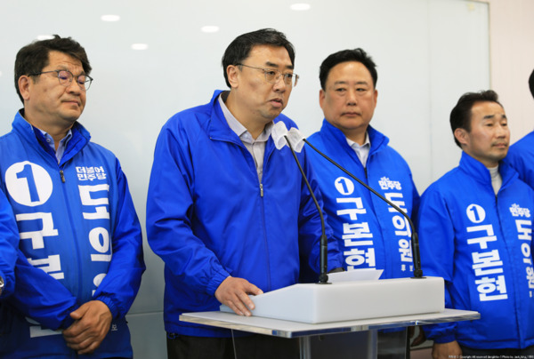 더불어민주당 당진시 지역위원회는 26일 기자회견을 개최하고, 헌법재판소의 윤석열 대통령에 대한 즉각적인 파면을 촉구하고, 윤석열 정권과 국민의힘의 경제적 실패 및 헌법 파괴 행위를 강하게 규탄한 가운데, 어기구 지역위원장이 기자회견문을 낭독하고 있다(사진 왼쪽부터 홍기후 충남도의원, 구본현 충남도의원 후보, 어기구 위원장, 김기재 전 당진시의회 의장). / 어기구 의원 제공