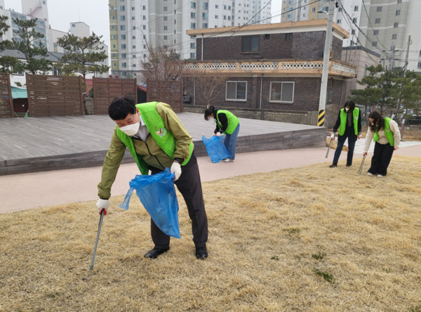 (재)서산문화재단은 지난 25일 동문동 일원에서 청렴윤리경영 실천 캠페인의 첫 번째 활동으로 ESG(Environmental Social Governance) 실천 환경정화 활동을 진행했다고 밝혔다. / 서산문화재단 제공