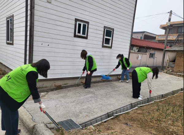 (재)서산문화재단은 지난 25일 동문동 일원에서 청렴윤리경영 실천 캠페인의 첫 번째 활동으로 ESG(Environmental Social Governance) 실천 환경정화 활동을 진행했다고 밝혔다. / 서산문화재단 제공