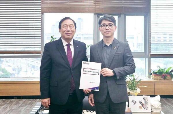 최민호 세종시장이 27일 정부세종청사에서 김완섭 환경부 장관을 만나 금강 세종보 재가동을 요청하는 내용의 건의서를 전달했다고 밝혔다.