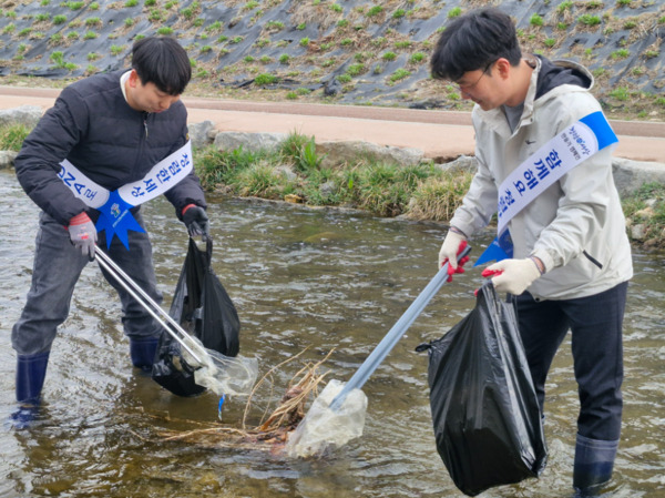 충북교육청 직속기관 중원교육문화원은 28일 충주천 일대에서 환경 보호와 청렴 실천을 동시에 실천하는 청렴 환경 봉사활동을 실시했다고 밝혔다. / 충북교육청 제공