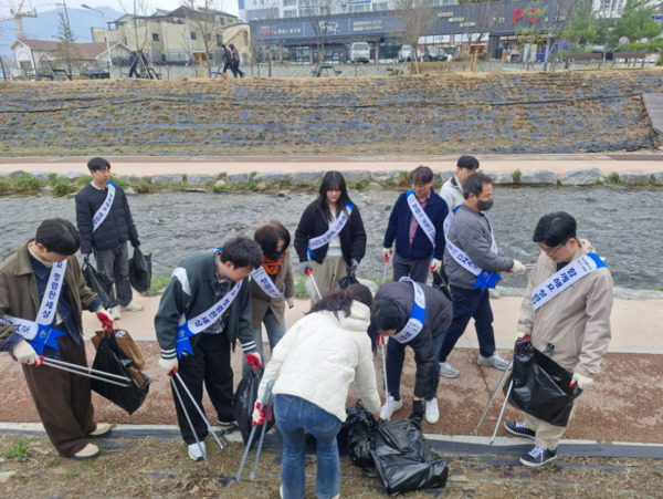 충북교육청 직속기관 중원교육문화원은 28일 충주천 일대에서 환경 보호와 청렴 실천을 동시에 실천하는 청렴 환경 봉사활동을 실시했다고 밝혔다. / 충북교육청 제공