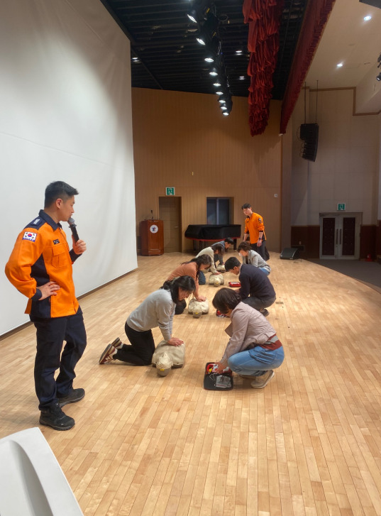 충북교육청 직속기관 교육연구정보원은 28일 전 직원이 참여한 가운데, 구성원의 건강과 안전 확보를 위한 심폐소생술 교육과 제80회 식목일 기념 청렴 식목행사를 실시했다고 밝혔다. / 충북교육청 제공