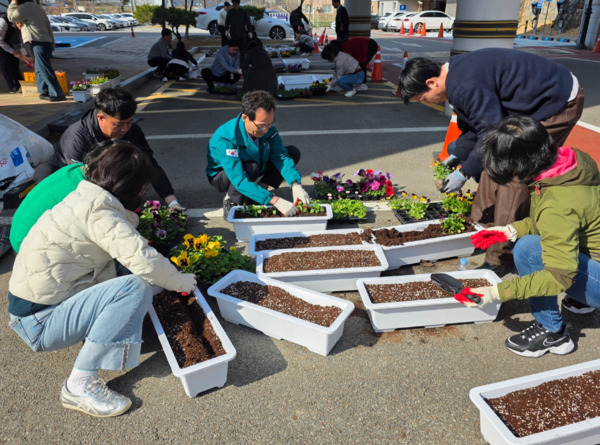 충북교육청 직속기관 교육연구정보원은 28일 전 직원이 참여한 가운데, 구성원의 건강과 안전 확보를 위한 심폐소생술 교육과 제80회 식목일 기념 청렴 식목행사를 실시했다고 밝혔다. / 충북교육청 제공