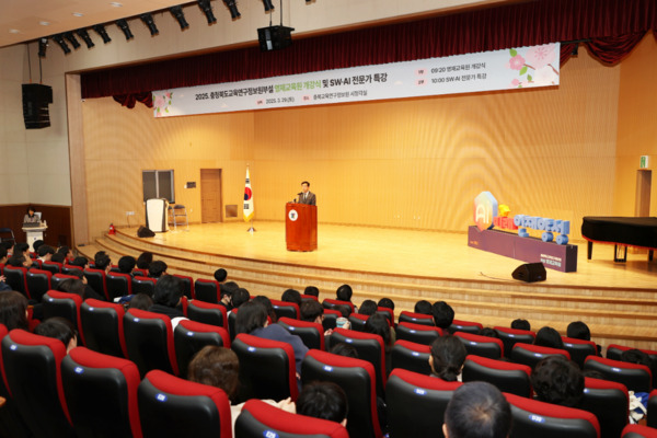 충북교육청 직속기관 교육연구정보원부설영재교육원은 29일 개강식을 시작으로 정보 영재교육의 닻을 올린 가운데, 윤건영 교육감이 인사말을 하고 있다. / 충북교육청 제공