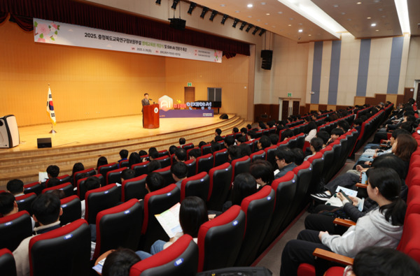 충북교육청 직속기관 교육연구정보원부설영재교육원은 29일 개강식을 시작으로 정보 영재교육의 닻을 올린 가운데, 윤건영 교육감이 인사말을 하고 있다. / 충북교육청 제공