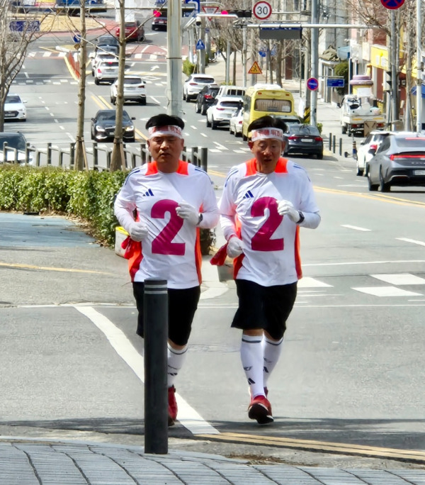 전만권 국민의힘 아산시장 후보는 지난 30일 아산시민들의 뜨거운 호응 속에 이색 마라톤 캠페인을 성공적으로 마무리했다고 밝혔다(사진 왼쪽부터 맹의석 아산시의회 부의장, 전만권 후보). / 전만권 후보 제공