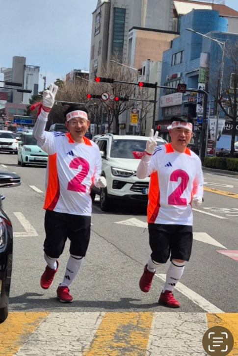 전만권 국민의힘 아산시장 후보는 지난 30일 아산시민들의 뜨거운 호응 속에 이색 마라톤 캠페인을 성공적으로 마무리했다고 밝혔다(사진 왼쪽부터 전만권 후보, 맹의석 아산시의회 부의장). / 전만권 후보 제공