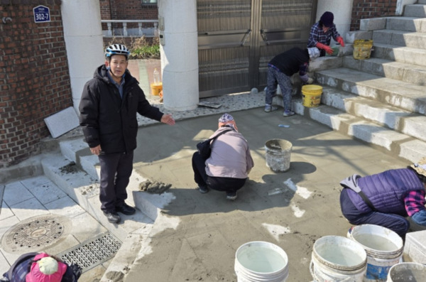 종로구의회는 지난 1일 정재호 의원이 자하문로 302-14 주변 노후계단 정비 공사 현장을 점검했다고 밝혔다. / 정재호 의원 제공