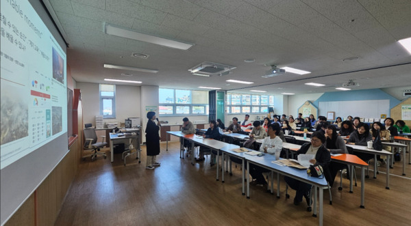 충북교육청은 4일 환경교육센터와우에서 2025 탄소중립 실천학교 담당자 협의회를 열고, 새학기 학교환경교육 운영 지원에 본격적으로 나선다고 밝혔다. / 충북교육청 제공
