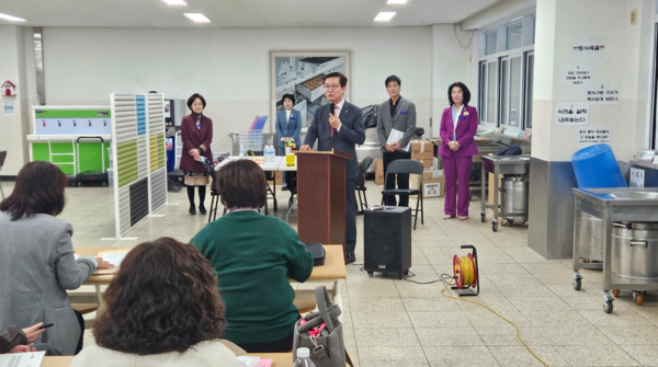 충북교육청은 5일 초졸·중졸·고졸 검정고시를 금천중학교, 충주중앙중학교, 청주교도소, 청주소년원 4개 시험장에서 올해 처음으로 실시한 가운데, 윤건영 교육감이 청주시 소재 검정고시 시험장을 방문하여 시험 진행 상황을 점검하고 시험 관계자들을 격려하고 있다. / 충북교육청 제공