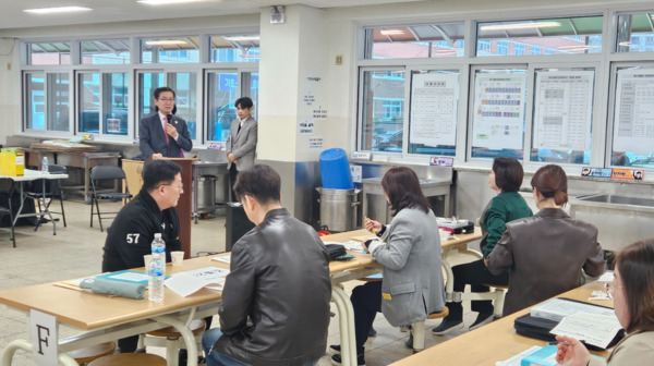 충북교육청은 5일 초졸·중졸·고졸 검정고시를 금천중학교, 충주중앙중학교, 청주교도소, 청주소년원 4개 시험장에서 올해 처음으로 실시한 가운데, 윤건영 교육감이 청주시 소재 검정고시 시험장을 방문하여 시험 진행 상황을 점검하고 시험 관계자들을 격려하고 있다. / 충북교육청 제공