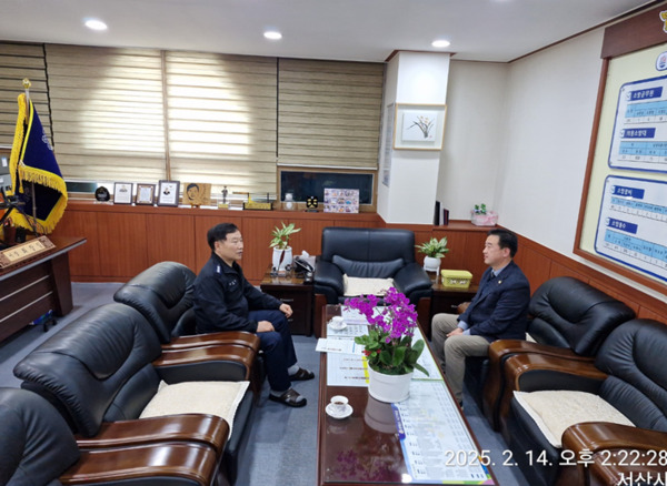 서산시의회는 지난 6일 오후 5시 더불어민주당 최동묵 의원이 각 지역 의용소방대를 순회하며 진행 중인 아마추어무선 통신 교육에 참석했다고 밝혔다. 사진은 지난 2024년 1월  서산소방서장과의 면담 모습 / 최동묵 의원 제공