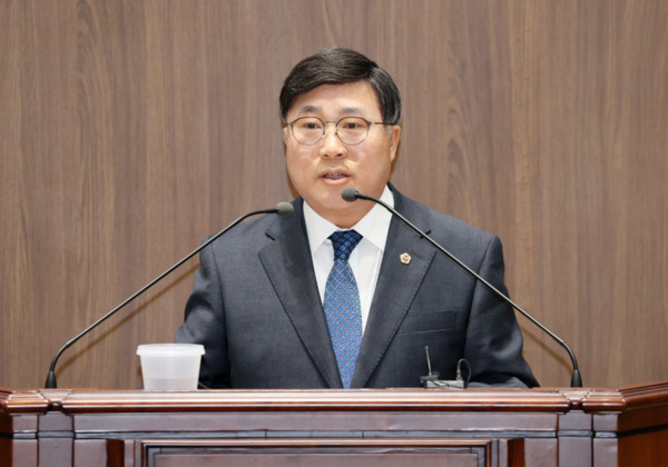 충남도의회는 8일 더불어민주당 이정우 의원이 제358회 임시회 제1차 본회의에서 5분 발언을 통해 '벼 재배면적 조정제'를 벼농사 중심의 지역 현실을 외면한 졸속행정의 극치라고 강하게 비판했다고 밝혔다. / 충남도의회 제공